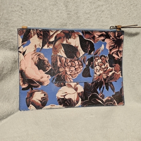 Handbags - NWOT Blue Floral Clutch